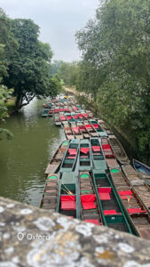 Cohortes de barques vides sur la rivière d'Oxford