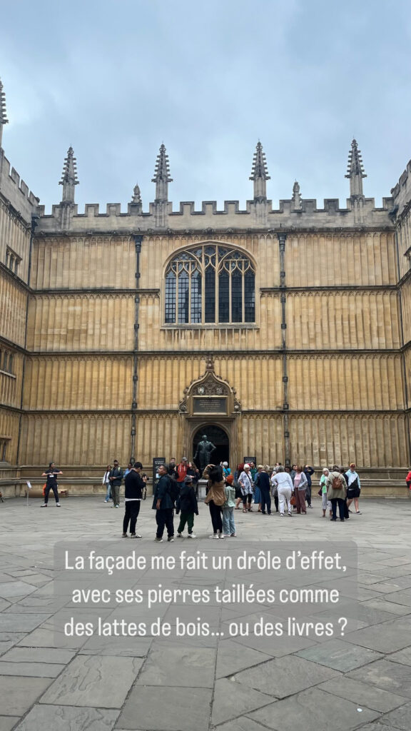 Façade de la Boden Library. La façade me fait un drôle d'effet, avec ses pierres taillées comme des lattes de bois… ou de livres ?