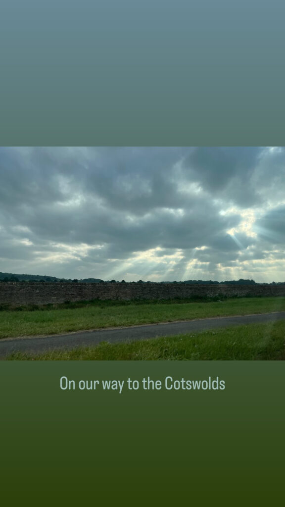 On our way to the Cotswolds : des rayons de soleil divins qui percent à travers les nuages gris