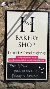 Tout plaquer et ouvrir une boulangerie à horaires variables : panneau avec les horaires "From 9.30 am until I'm tired =)"