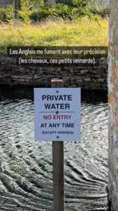 Panneau Private water, no entry at any time (except horses) Les Anglais me fument avec leur précision (les chevaux, ces petits veinards)