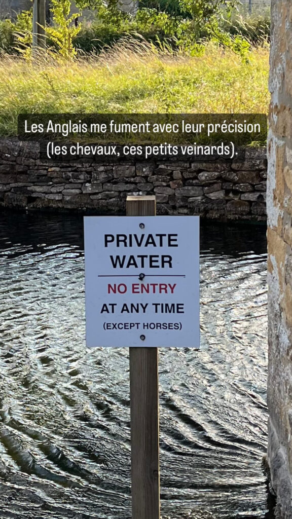 Panneau Private water, no entry at any time (except horses) Les Anglais me fument avec leur précision (les chevaux, ces petits veinards)