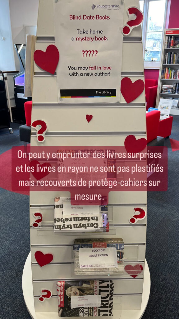 On peut y emprunter des livres surprises et les livres en rayon ne sont pas plastifiés mais recouverts de protège-cahiers sur mesure.