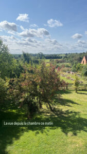 La vue depuis la chambre ce matin : campagne anglaise bien verte avec du soleil et des nuages pommelés.