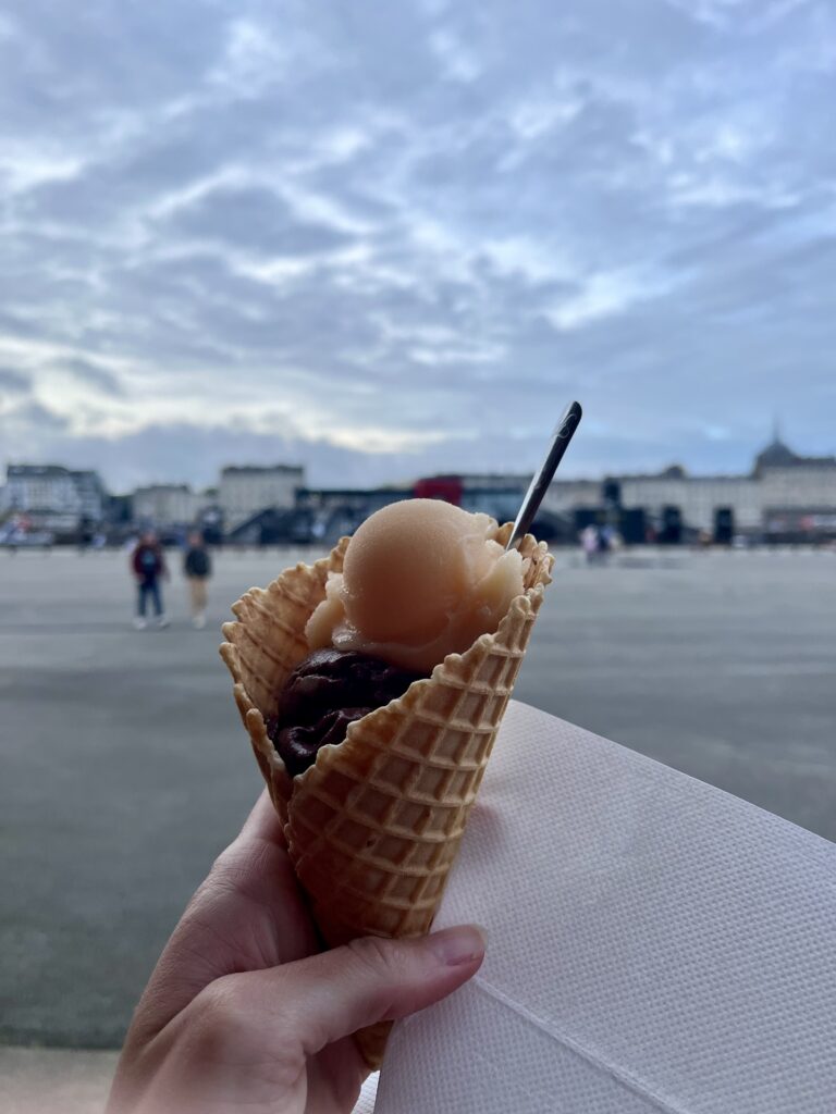 Glace devant le ciel nantais