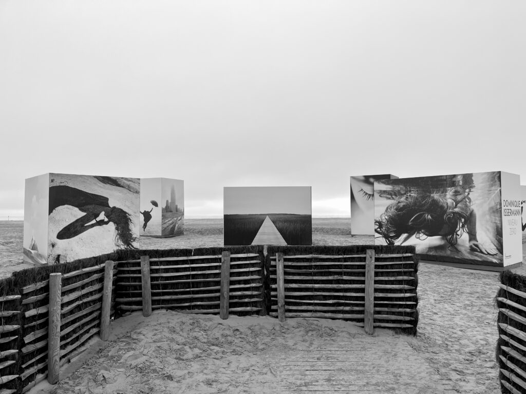 Photo des photographies en noir en blanc exposées sur la page. Une photo d'horizon se substitue à l'horizon.