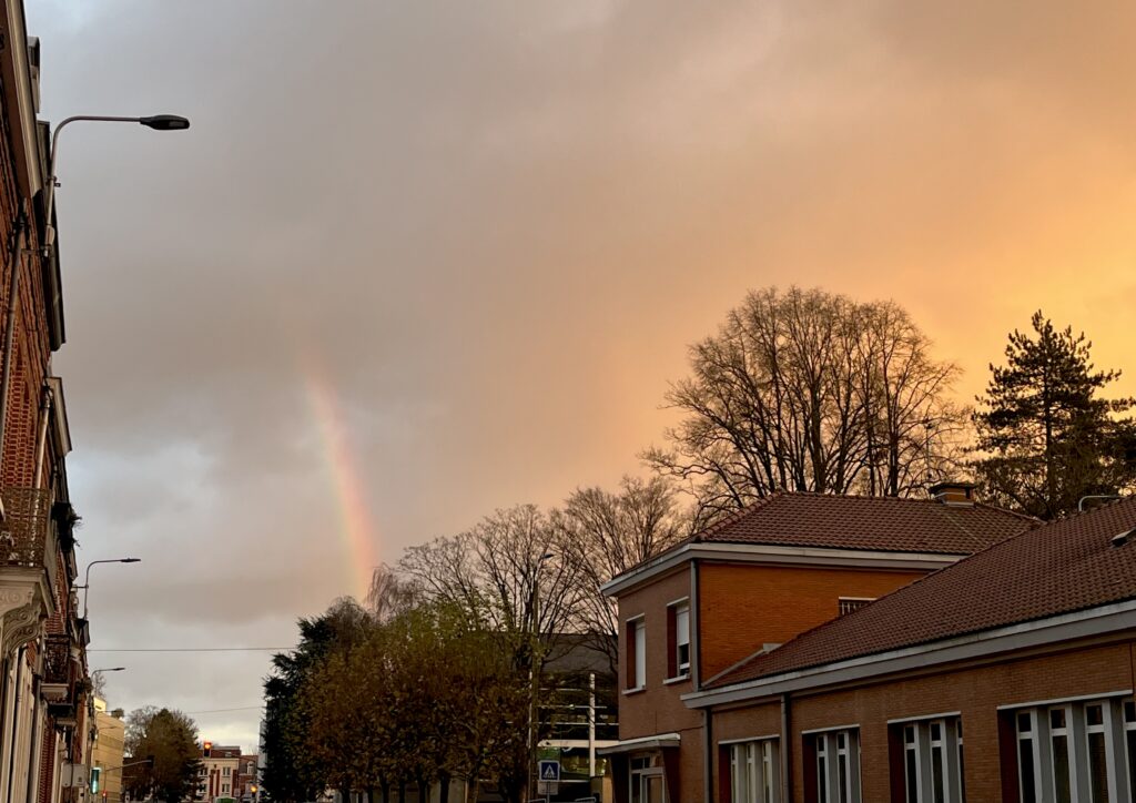 Arc en ciel et ciel rougeoyant 