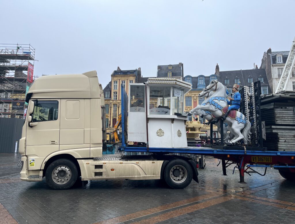 Deux chevaux de manège en train de ruer sur un semi-remorque.