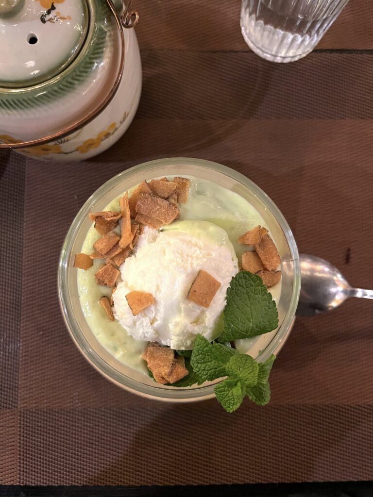 Glace à la noix de coco dans un smoothie à l'avocat