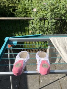 Demi-pointes retournées et mises à sécher sur l'étendoir au soleil