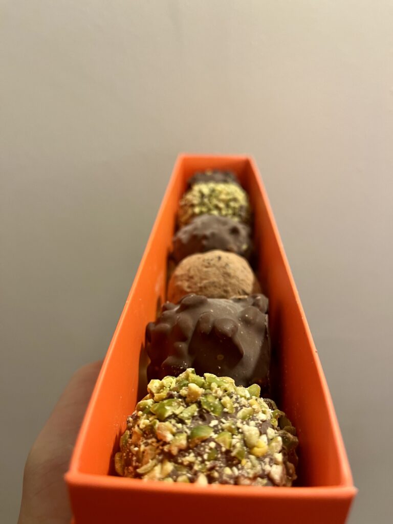 Réglette de 5 gros rochers pralinés enrobés de chocolat, cacao ou pistaches