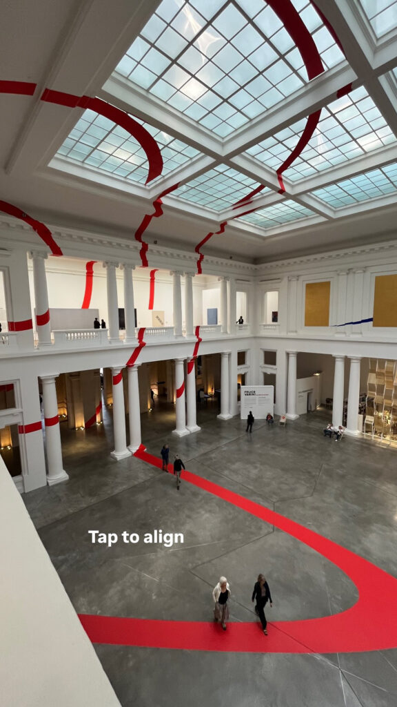 Des ellipses rouges dans la grande salle du palais des Beaux Arts