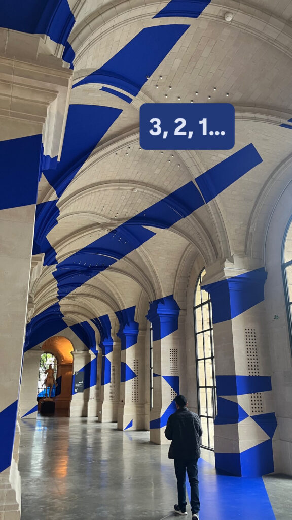 éclats bleus dans une galerie, 3, 2, 1…