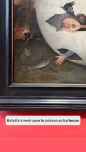 Détail d'une peinture à la Bosch où une main sort d'une coquille d'oeuf géante et tente d'attapper un poisson dans une grille, sur laquelle lorgne un chat chelou : "bataille à venir pour le poisson au barbecue"