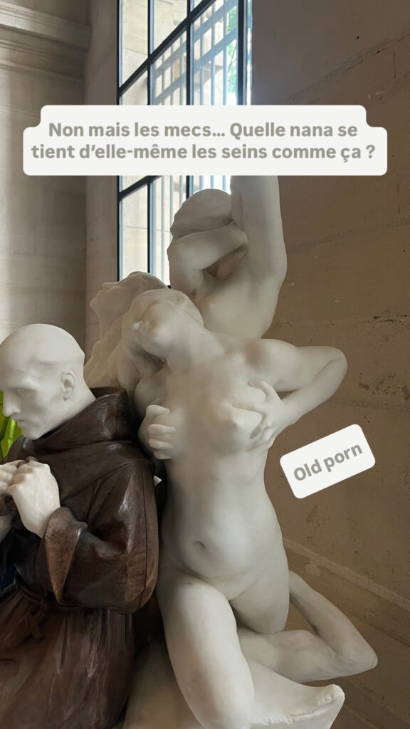 Derrière un saint agenouillé, une femme de marbre se tient les seins comme dans un porno : "Non mais les mecs… quelle nana se tient d'elle-même les seins comme ça ?"