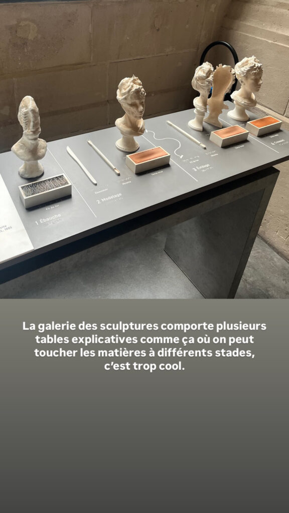 Une table explicative où l'on peut toucher les matières à différents stades