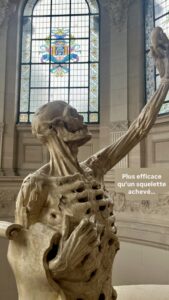 Plus efficace qu'une squelette achevé, la statue d'un cadavre en décomposition, où le squelette apparaît sous un écorché de muscles et lambeaux organiques