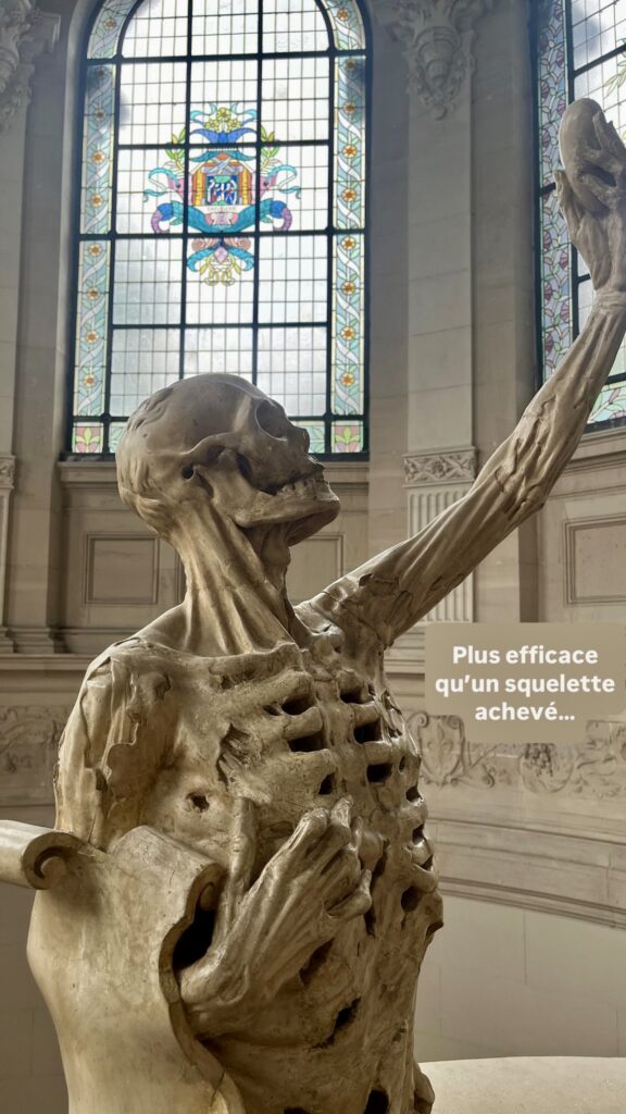 Plus efficace qu'une squelette achevé, la statue d'un cadavre en décomposition, où le squelette apparaît sous un écorché de muscles et lambeaux organiques