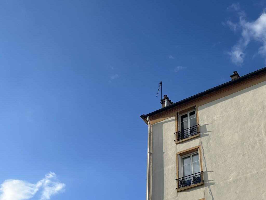 Bout d'immeuble sur ciel très bleu