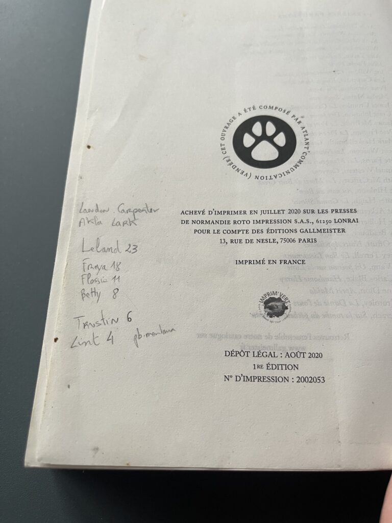 Page avec l'achevé d'imprimer. Au crayon à papier figurent les noms des personnages avec leur âge.