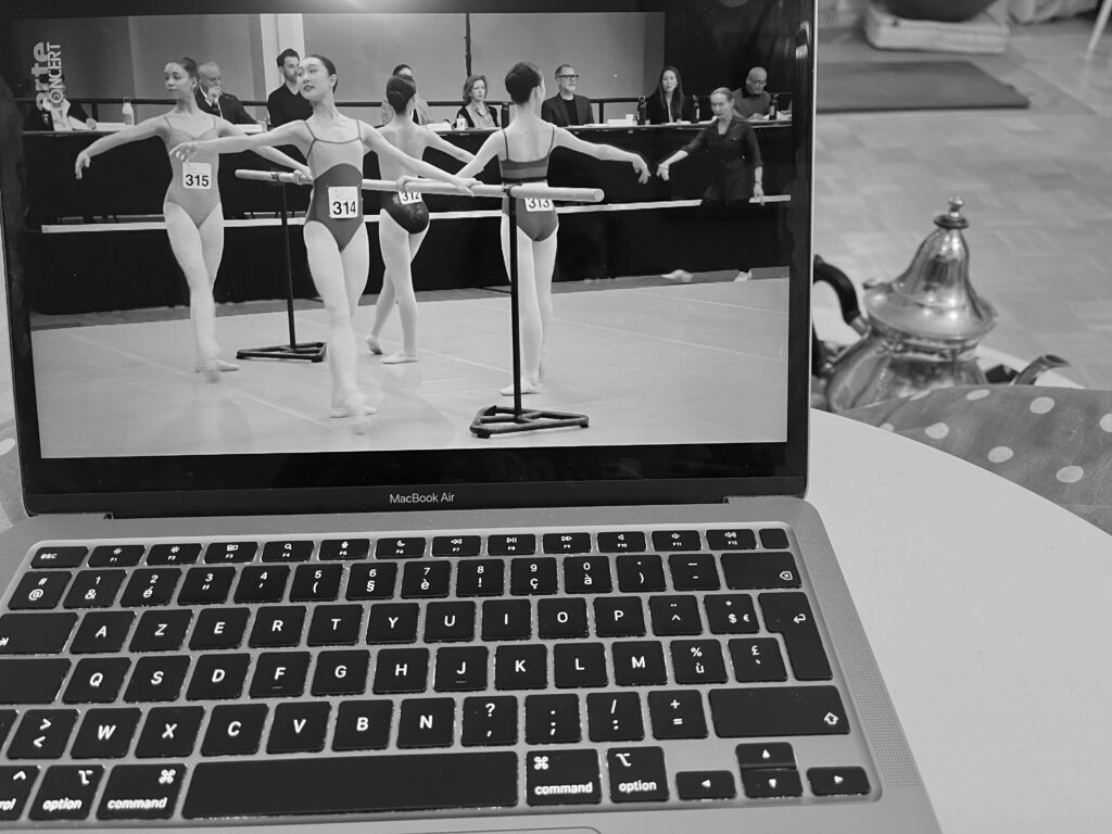 Théière et ordinateur ouvert sur des danseuses à la barre