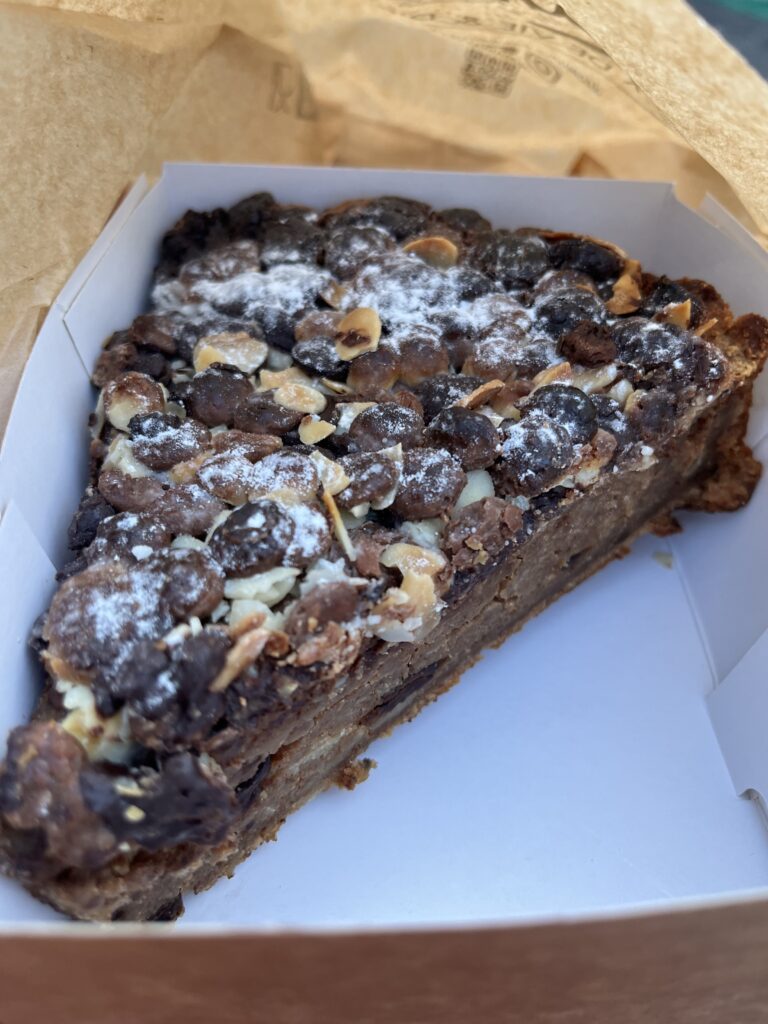 Pudding en forme de part de tarte avec topping amandes et pépites de chocolat