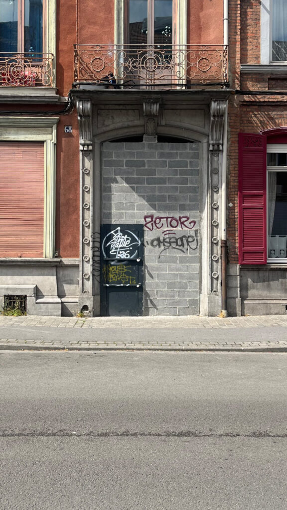 Une grande entrée murée dans un immeuble haut sous plafond