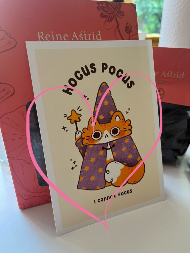 Carte postale avec un dessin de chat magicien et la légende "Hocus pocus, I cannot focus"