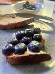 Tartine de beurre de cacahuète et de demi-myrtilles