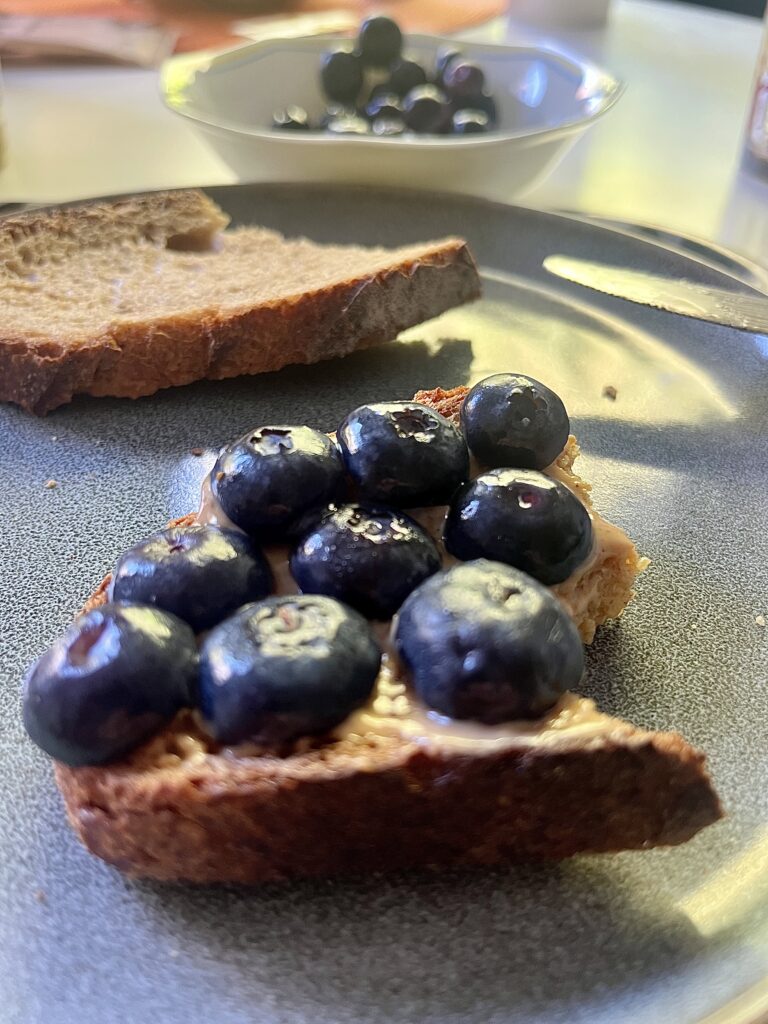 Tartine de beurre de cacahuète et de demi-myrtilles